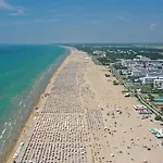 Flat Featuring A Large Sun-filled Terrace * Bibione