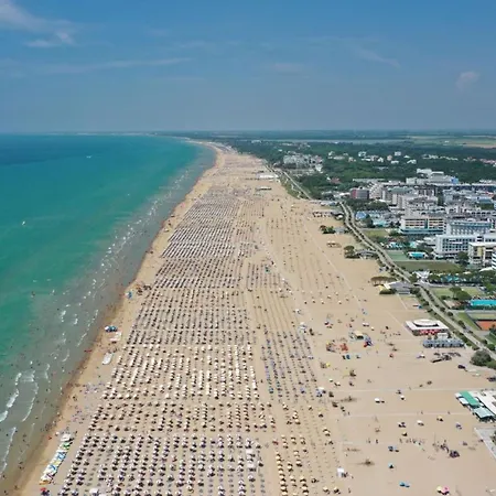 Flat Featuring A Large Sun-filled Terrace * Bibione