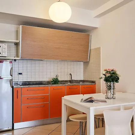 Flat Featuring A Large Sun-filled Terrace 아파트 *