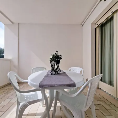 Flat Featuring A Large Sun-filled Terrace 아파트 *