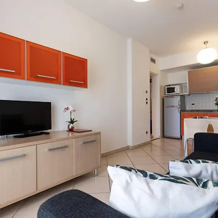 Flat Featuring A Large Sun-filled Terrace 비비오네