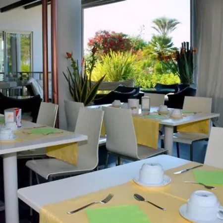 아파트 Flat Featuring A Large Sun-filled Terrace *